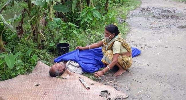 করোনা সন্দেহে কাছে আসেনি কেউ, লাশ পড়ে রইল রাস্তায়