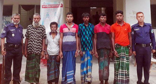 কাজিপুরে ৮ জুয়াড়ি আটক