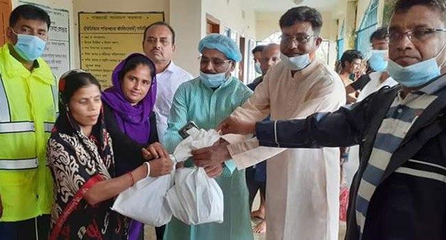 তাহিরপুরে বন্যা-কবলিত এলাকায় সংসদ সদস্য রতনের ত্রাণ বিতরণ