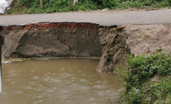 ঠিকাদারের অবহেলায় ভেসে গেলো ৩০ লাখ টাকার মাছ!