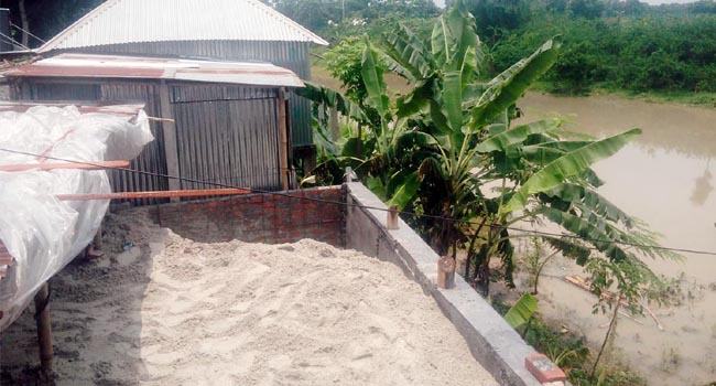 বালিয়াকান্দিতে নদী দখল করে স্থাপনা নির্মাণ