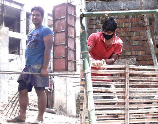 মায়ের স্বপ্ন পূরণ হলো না, করোনায় দিনমজুরি করছেন দুই প্রকৌশলী ভাই