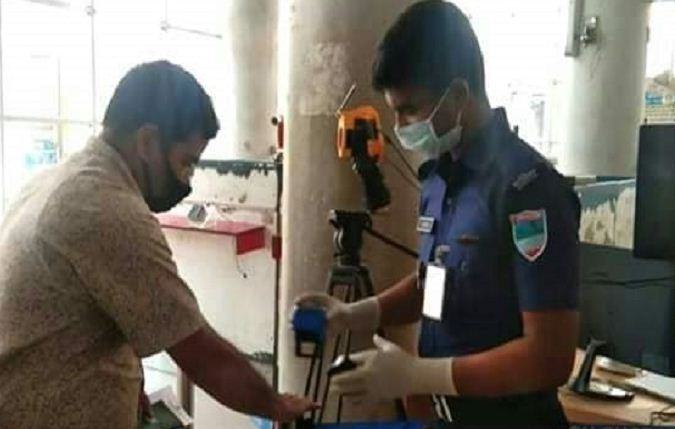 ভারত ফেরত যাত্রীরা কোয়ারেন্টাইন না মানায় করোনা সংক্রমণের ঝুঁকি বাড়ছে