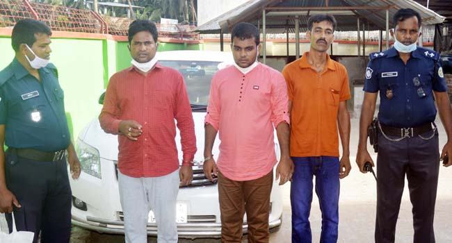 মন্ত্রণালয়ের কর্মকর্তা পরিচয়ে প্রতারণার অভিযোগ প্রাইভেট কারসহ তিনজন আটক