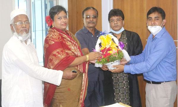 ধুনটের স্কুল শিক্ষিকা বিথীকে উপজেলা প্রশাসনের সংবর্ধনা