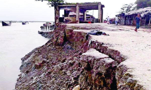 পেকুয়ায় নদীতে বিলীন হচ্ছে বেড়িবাঁধ ও যাত্রীছাউনি