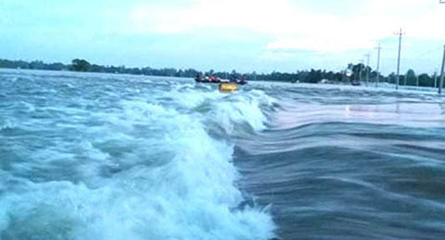 ব্রহ্মপুত্রের পানি বেড়ে শেরপুর-জামালপুর মহাসড়কের উপর দিয়ে প্রবাহিত