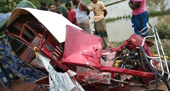 নবাবগঞ্জে সড়ক দুর্ঘটনায় তিনজন নিহত
