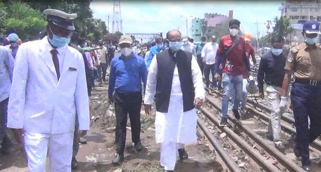 এবারের ঈদে ট্রেনের সংখ্যা বাড়ানো হচ্ছে না : গাজীপুরে রেলমন্ত্রী