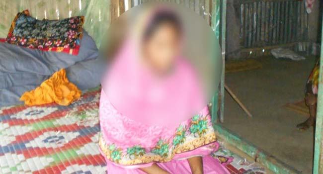 স্ত্রীর মর্যাদা পেতে ৪ দিন ধরে মাগুরায় সেনা সদস্যের বাড়িতে অনশন করছে কলেজ ছাত্রী