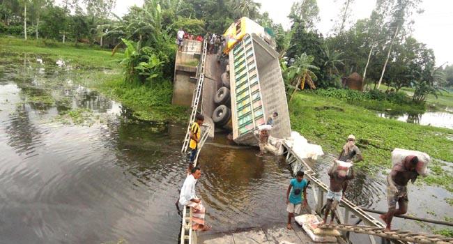 গাবতলীতে সিমেন্ট বোঝাই ট্রাকসহ ভেঙে পড়েছে বেইলি ব্রিজ