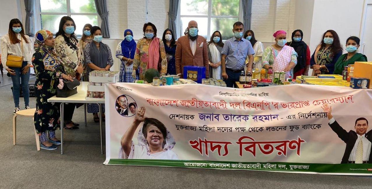 লন্ডনে গৃহহীনদের মাঝে মহিলা দলের খাবার বিতরণ