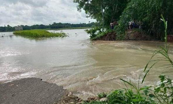 ফরিদপুরে বাঁধ ধ্বসে নতুন এলাকা প্লাবিত, বন্যাকবলিত পরিবারগুলোর দুর্ভোগ বাড়ছে