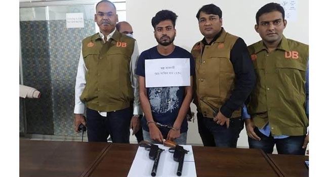 আশুলিয়ায় দুটি শুটার গানসহ অস্ত্রব্যবসায়ী আটক