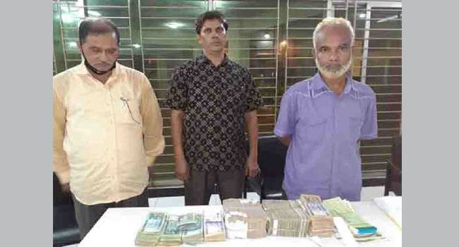 চেক জমা নিয়ে সুদের ব্যবসা : চট্টগ্রাম বন্দরের ৩ কর্মচারী আটক