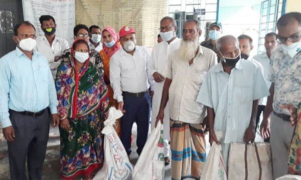 রাণীনগরে বানভাসীদের মাঝে ত্রাণ বিতরণ