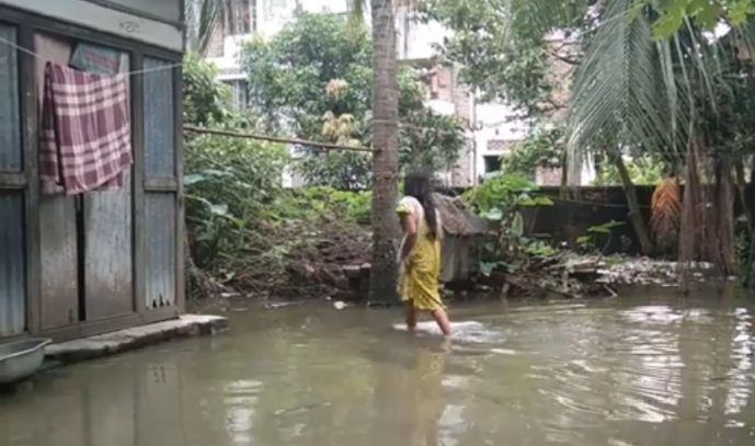 ভারী বর্ষণে সোনারগাঁওয়ের ৪ গ্রামের মানুষ পানিবন্দি, দুর্ভোগ চরমে