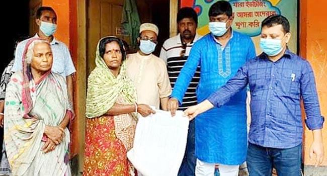 গোবিন্দগঞ্জে বন্যার্তদের মাঝে ত্রাণ বিতরণ