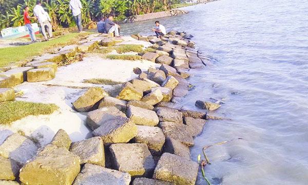 সরে যাচ্ছে পায়রার সিসি ব্লক হুমকির মুখে আমতলী শহর