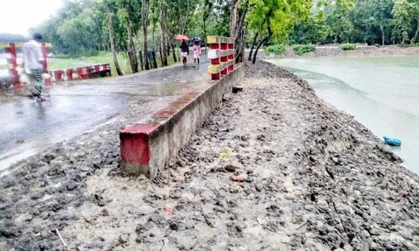 বাগমারায় ব্রিজের মুখ বন্ধ করে প্রভাবশালীদের মাছচাষ