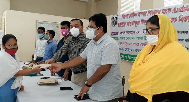 মিরসরাইয়ে শিশুদের মাঝে সহায়ক ডিভাইস ও চেক বিতরণ