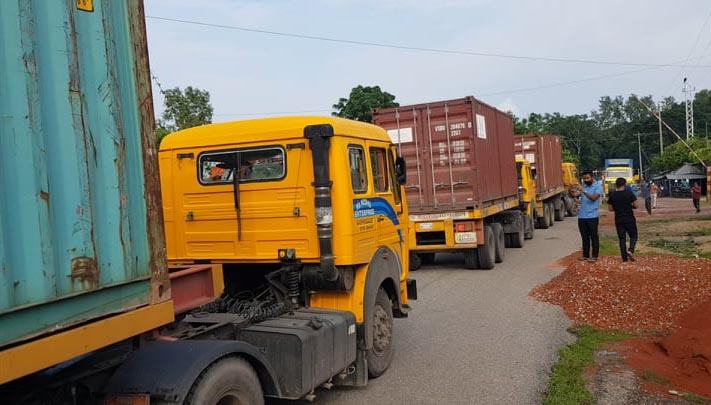 আখাউড়া স্থলবন্দর দিয়ে ট্রানজিট পণ্য ভারতে ঢুকছে বৃহস্পতিবার