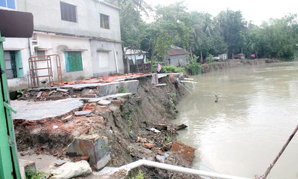 নবাবগঞ্জের ৫ গ্রামের মানুষ ভাঙনের ঝুঁকিতে