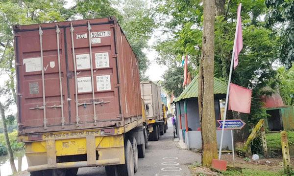 আখাউড়া স্থলবন্দর দিয়ে ট্রানজিটের প্রথম চালান গেল ত্রিপুরায়