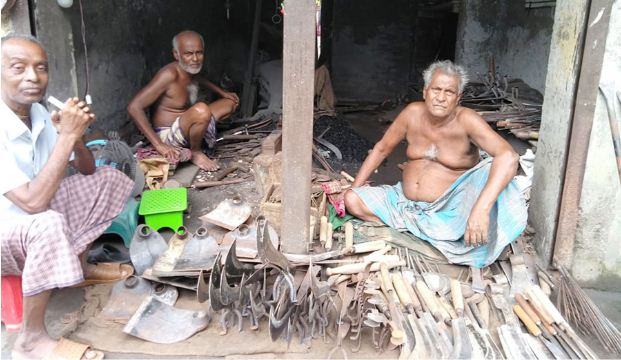 দম ফেলার ফুরসত নেই কামারদের
