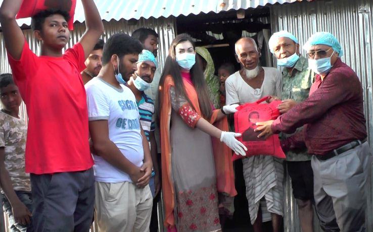 বন্যা দুর্গতদের মাঝে জাপা মহাসচিব কন্যার জুঁইয়েরত্রাণ বিতরণ