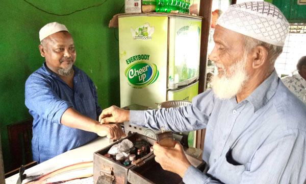 ৫৪ বছর ধরে আতর-সুরমার ফেরিওয়ালা আব্দুর রহিম