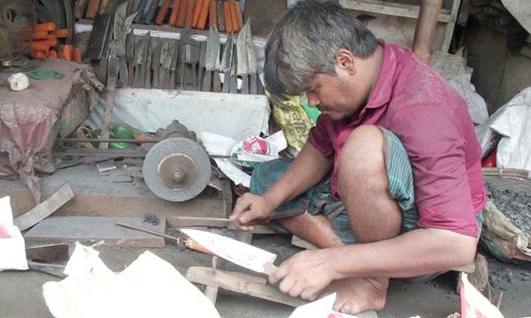হাসি নেই কামার শিল্পীদের মুখে