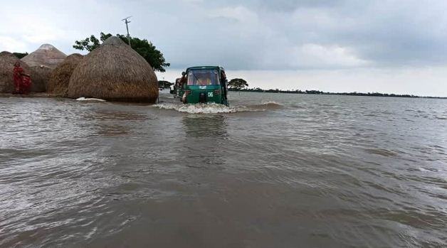 তিতাসের পানি বিপৎসীমার উপরে, সরাইল-অরূয়াইল সড়ক ডুবে যোগাযোগ বিচ্ছিন্ন