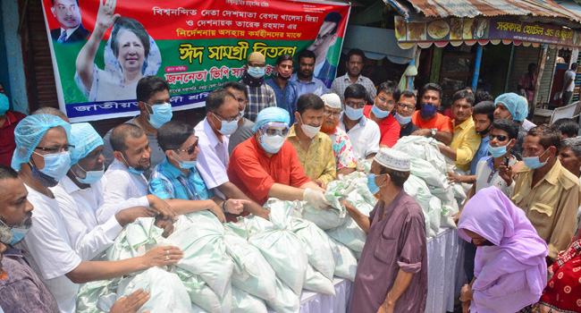 বগুড়ায় শ্রমিকদলের ইদ সামগ্রী বিতরণ