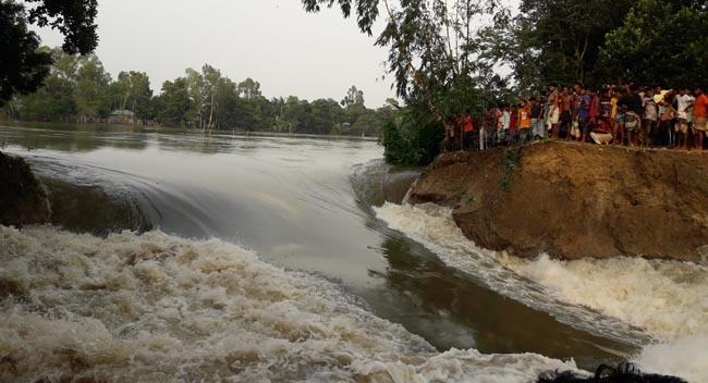 সিংড়ার মহেশচন্দ্রপুর বাঁধ ভেঙে গেছে