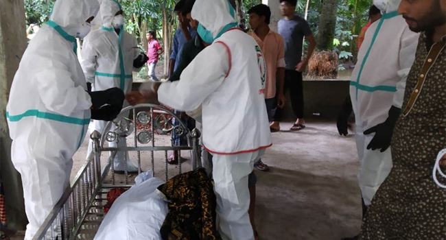 করোনায় মৃত্যু : স্বজনরা না এলেও দাফনে এগিয়ে এলো অলির দল