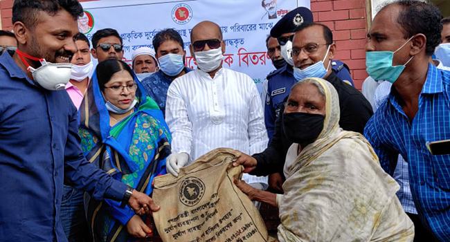 রাঙ্গাবালীতে ঘুর্ণিঝড়ে ক্ষতিগ্রস্তদের মাঝে টিন বিতরণ