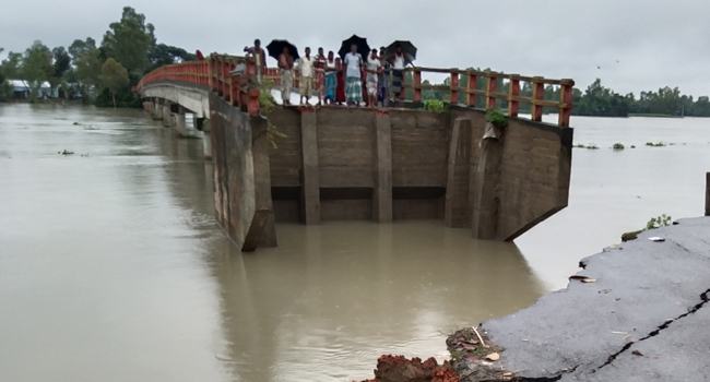 বন্যার পানিতে ভেসে গেল ঝিনাই নদীর ব্রীজ