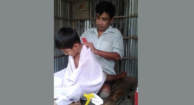 হাতের কাজে স্বাবলম্বী প্রতিবন্ধী হানিফ