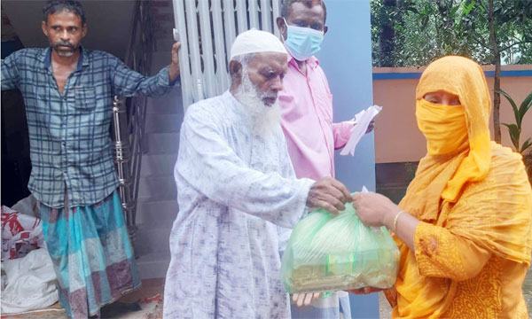 সোনারগাঁওয়ে অসহায়দের মাঝে বিএনপি নেতার ঈদ সামগ্রী বিতরণ