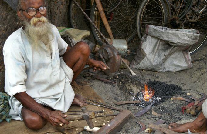 ঐতিহ্য ধরে রাখতেই পেশা আঁকড়ে আছেন কামাররা