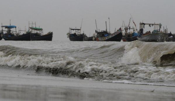 সাগরে বাধ সাধছে আবহাওয়া, উপকূলীয় জেলেরা সংশয়ে