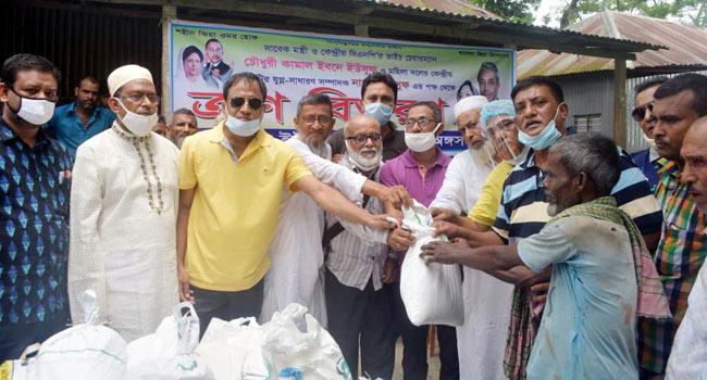 ফরিদপুরে বিএনপি নেতা কামাল ইউসুফ ও নায়াব ইউসুফের ত্রাণসামগ্রী বিতরণ