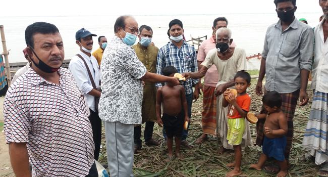 বন্যার্তদের মাঝে রাজবাড়ী জেলা পরিষদের ঈদসামগ্রী বিতরণ