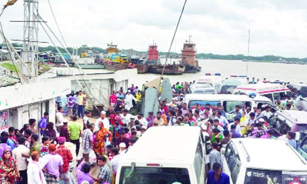 পদ্মায় লঞ্চ ডুবির আতঙ্কে যাত্রীর চাপ ফেরিতে