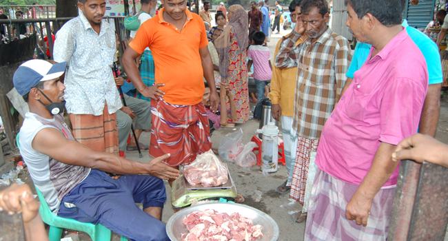 বগুড়ায় কোরবানির গোশত বাজারেও মাস্তানদের হানা