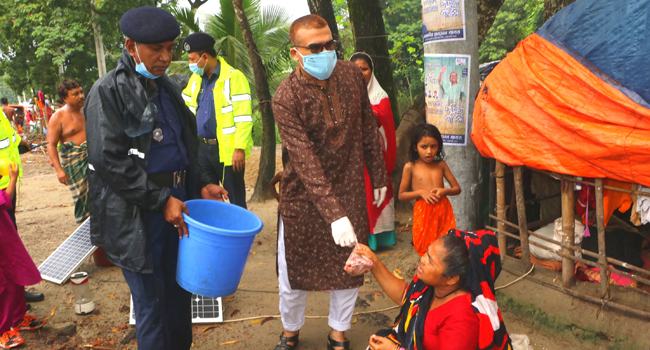 নোয়াখালীর বেদে পল্লীতে পুলিশ সুপারের কুরবানির গোশত বিতরণ