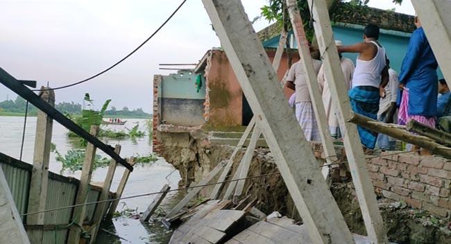 সিরাজদিখানে নদীগর্ভে ২০টি বাড়ি, হুমকিত ইসলামপুর কামিল মাদ্রাসা