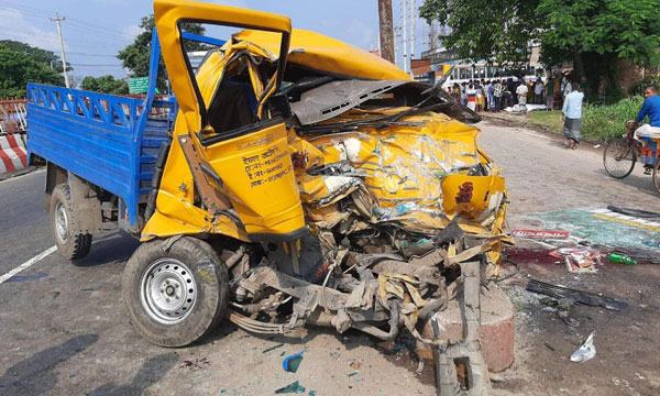 ধামরাইয়ে বাস-পিকআপের মুখোমুখি সংঘর্ষে নিহত ৩