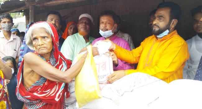 টঙ্গীতে বন্যাদুর্গতদের মাঝে ত্রাণ বিতরণ